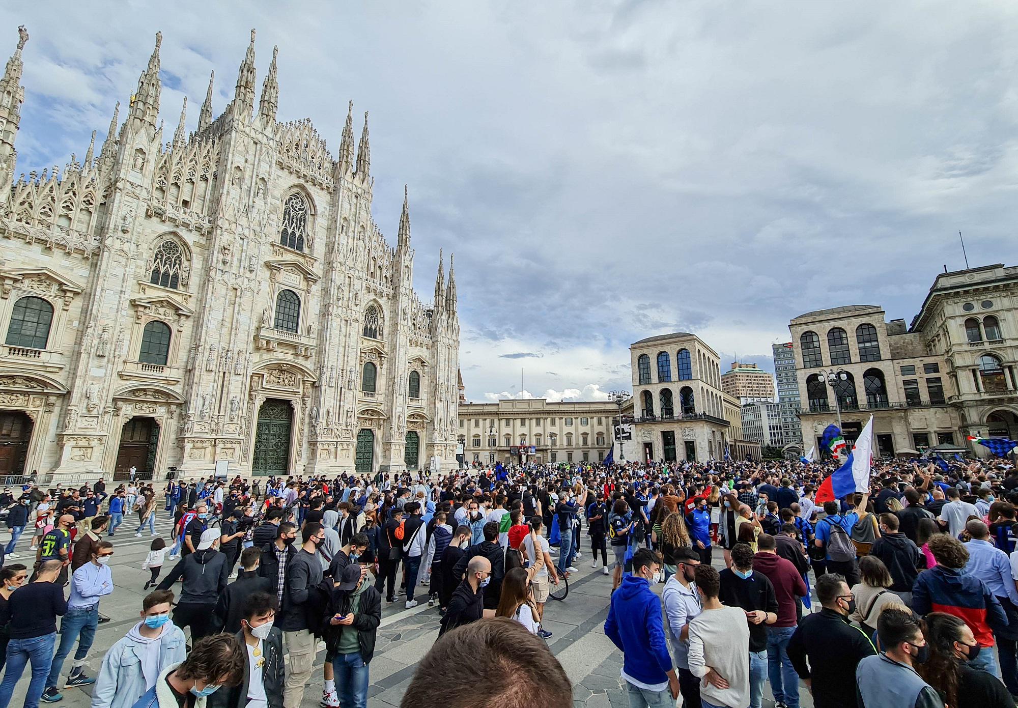 Assembramenti piazza Duomo, l'allarme degli esperti