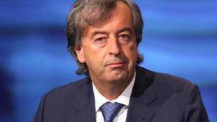 AstraZeneca, Burioni: "Così si mina la fiducia nei vaccini"