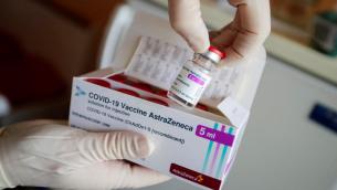 AstraZeneca, Ema: "Benefici vaccino superano rischi"
