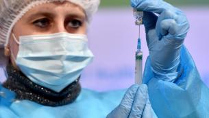 AstraZeneca, Remuzzi: "Su vaccino parlino i dati"