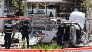 Attentato a Tel Aviv, auto contro folla: 7 feriti, ucciso l'aggressore