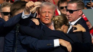 Attentato a Trump, cecchino spara: ex presidente ferito