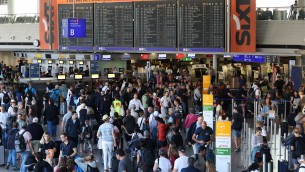 Attivisti per il clima bloccano aeroporti Francoforte e Oslo