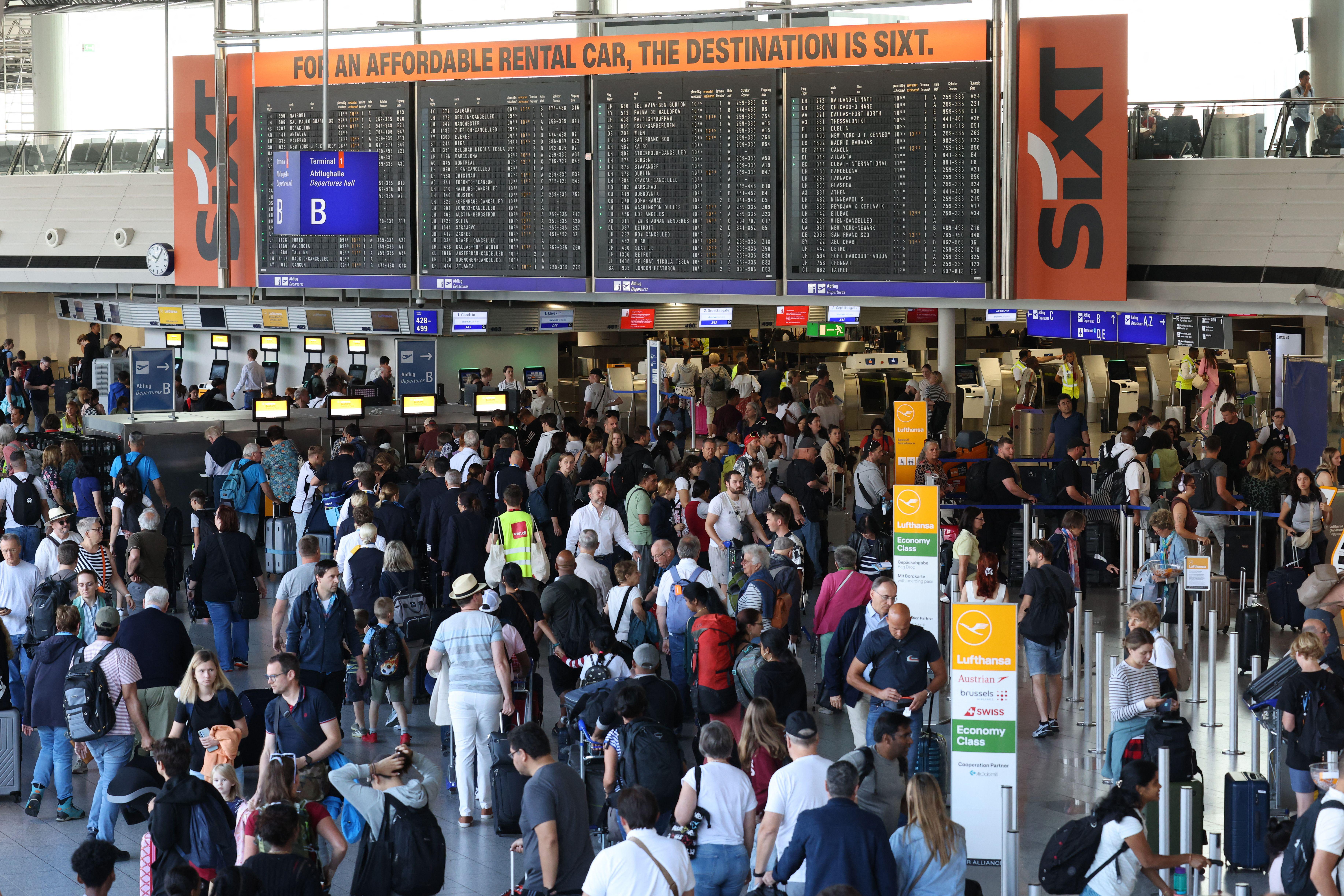 Attivisti per il clima bloccano aeroporti Francoforte e Oslo