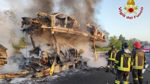 Autocarro in fiamme su autostrada Torino-Savona, circolazione interrotta