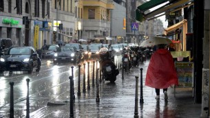 Autunno in arrivo, domani pioggia e temperature giù: il meteo