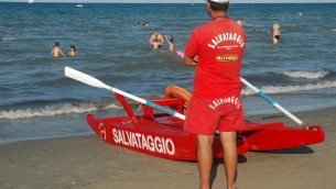 Bagnino si tuffa e salva turista, ma la Capitaneria lo multa