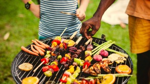 Barbecue di Ferragosto, grigliata protagonista 15 agosto: meglio carne o pesce?