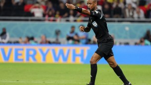 Belgio-Canada, 'show' dell'arbitro Sikazwe. E non è il primo...