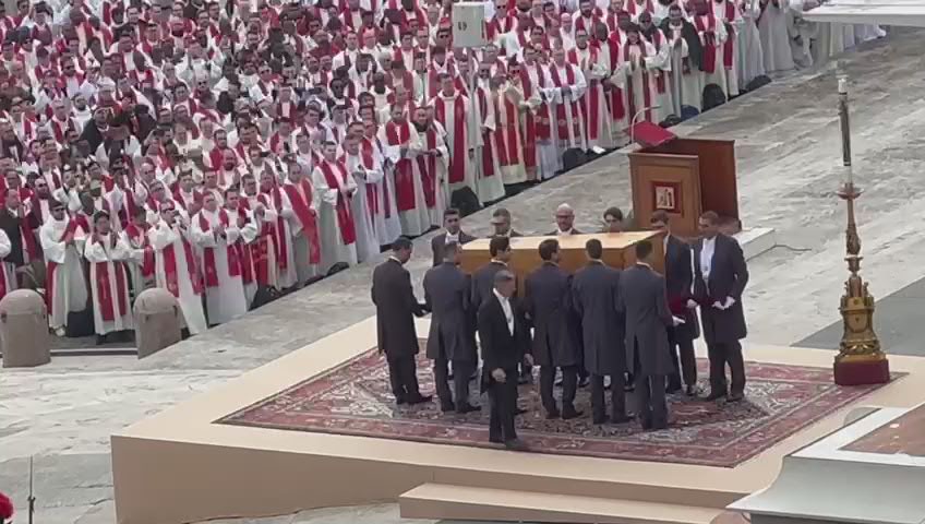 Benedetto XVI: benedizione di Francesco fra gli applausi, il coro 'Santo subito' - Video