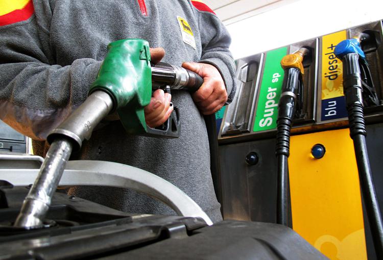 Benzina, prezzo in forte rialzo: ai massimi da luglio 2022