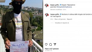 Beppe Grillo ironizza su Instagram, foto con passamontagna e brigata cittadinanza