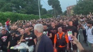 Berlusconi, il saluto dei tifosi della Curva Sud del Milan - Video