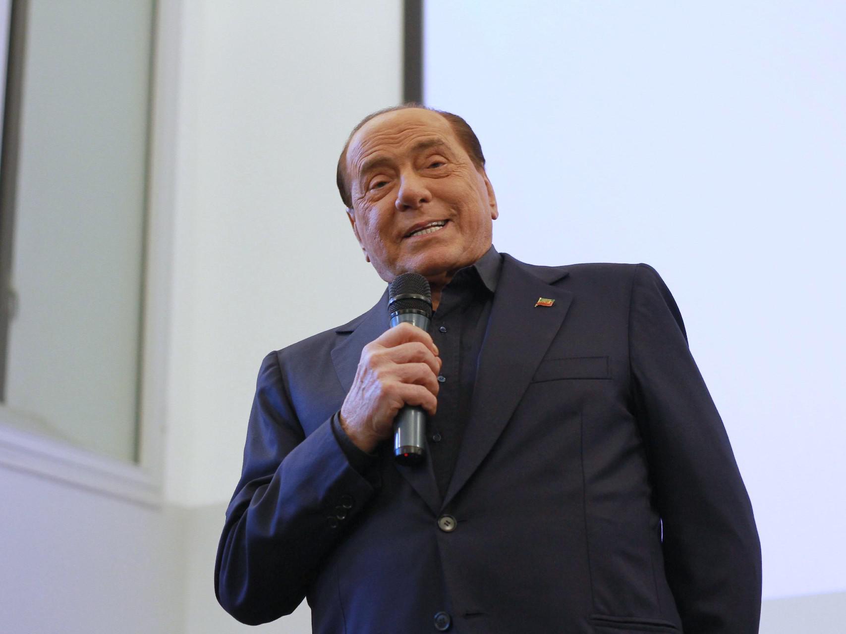 Berlusconi, la "bella ragazza" e l'aneddoto a Mattino Cinque