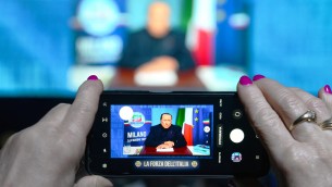 Berlusconi, la sua morte ferma l'Italia: sulla stampa estera rimbalzano polemiche interne