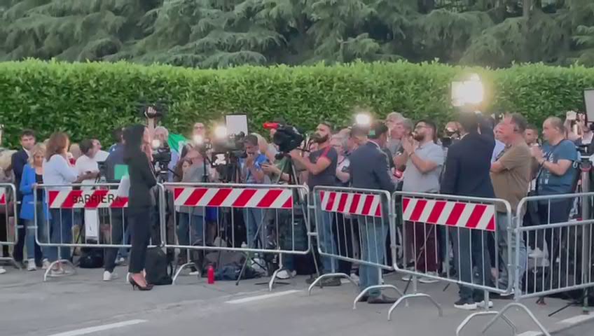 Berlusconi, l'applauso della folla a Arcore - Video