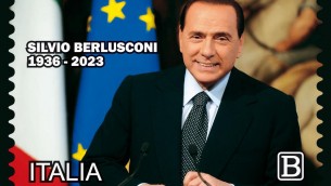 Berlusconi, un francobollo in ricordo del Cav: ritratto tra bandiere Italia e Ue