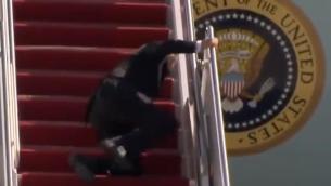 Biden cade 3 volte sulla scaletta dell'Air Force One - Video