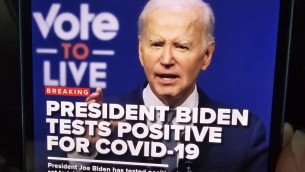 Biden e il covid, il sospetto corre sui social: "Una scusa per ritirarsi"