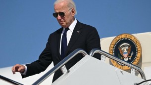 Biden e la 'foto a sorpresa', ecco il cappellino di Trump