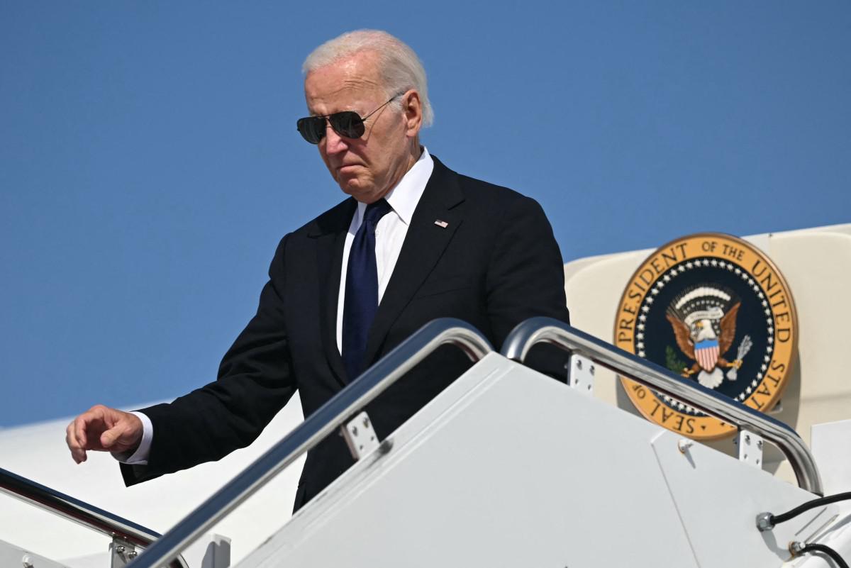 Biden e la 'foto a sorpresa', ecco il cappellino di Trump