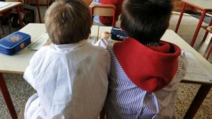 Bimbi capaci di capire gli altri già a 3 anni, tutto merito dei neuroni specchio: lo studio