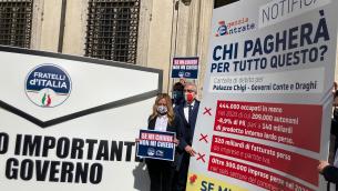 'Blitz' Fdi davanti a Palazzo Chigi, Meloni: "C'è posta per Draghi"