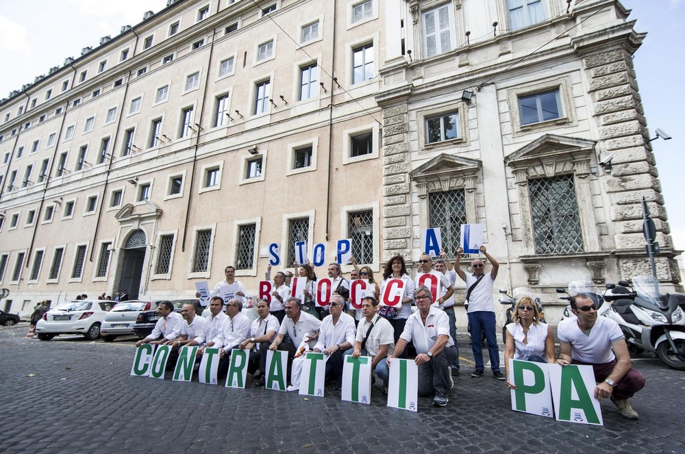 P.A: flash mob lavoratori davanti Consulta in attesa udienza