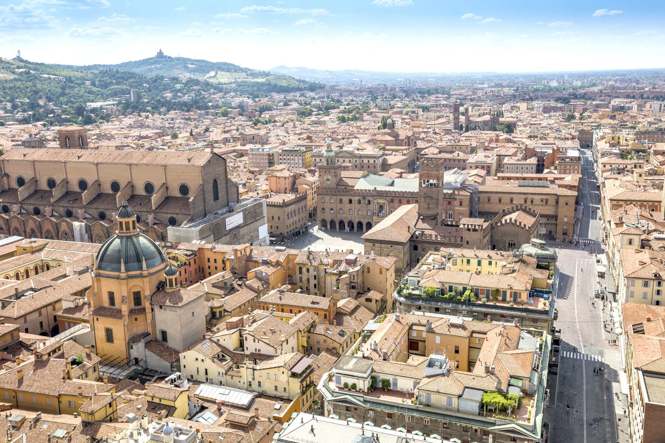 Uno scorcio del centro storico di Bologna