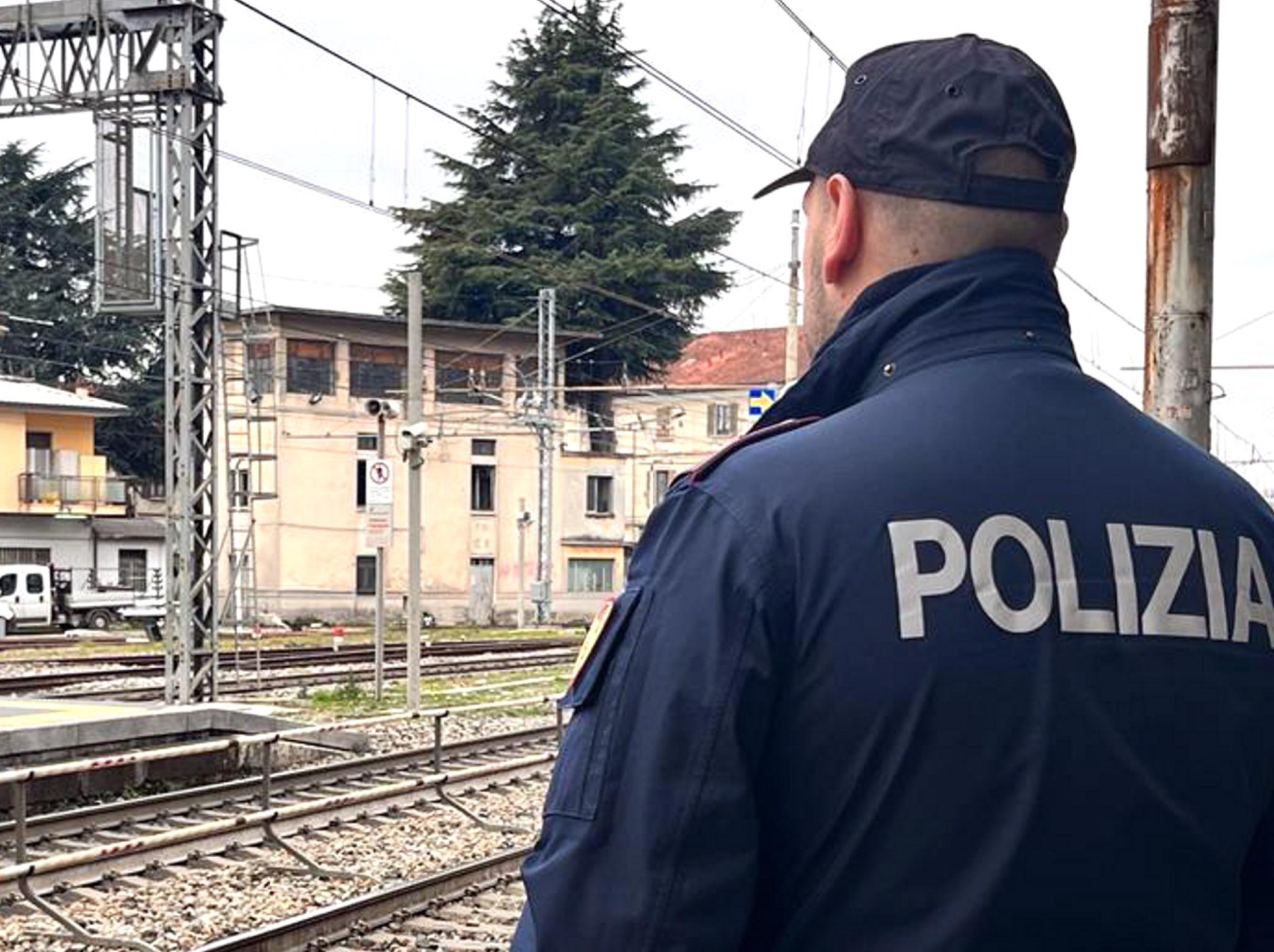 Bologna, giovane aggredisce capotreno e gli fa saltare due denti