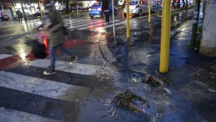 Bomba d'acqua nella notte su Roma, tempesta di fulmini e strade allagate - Video