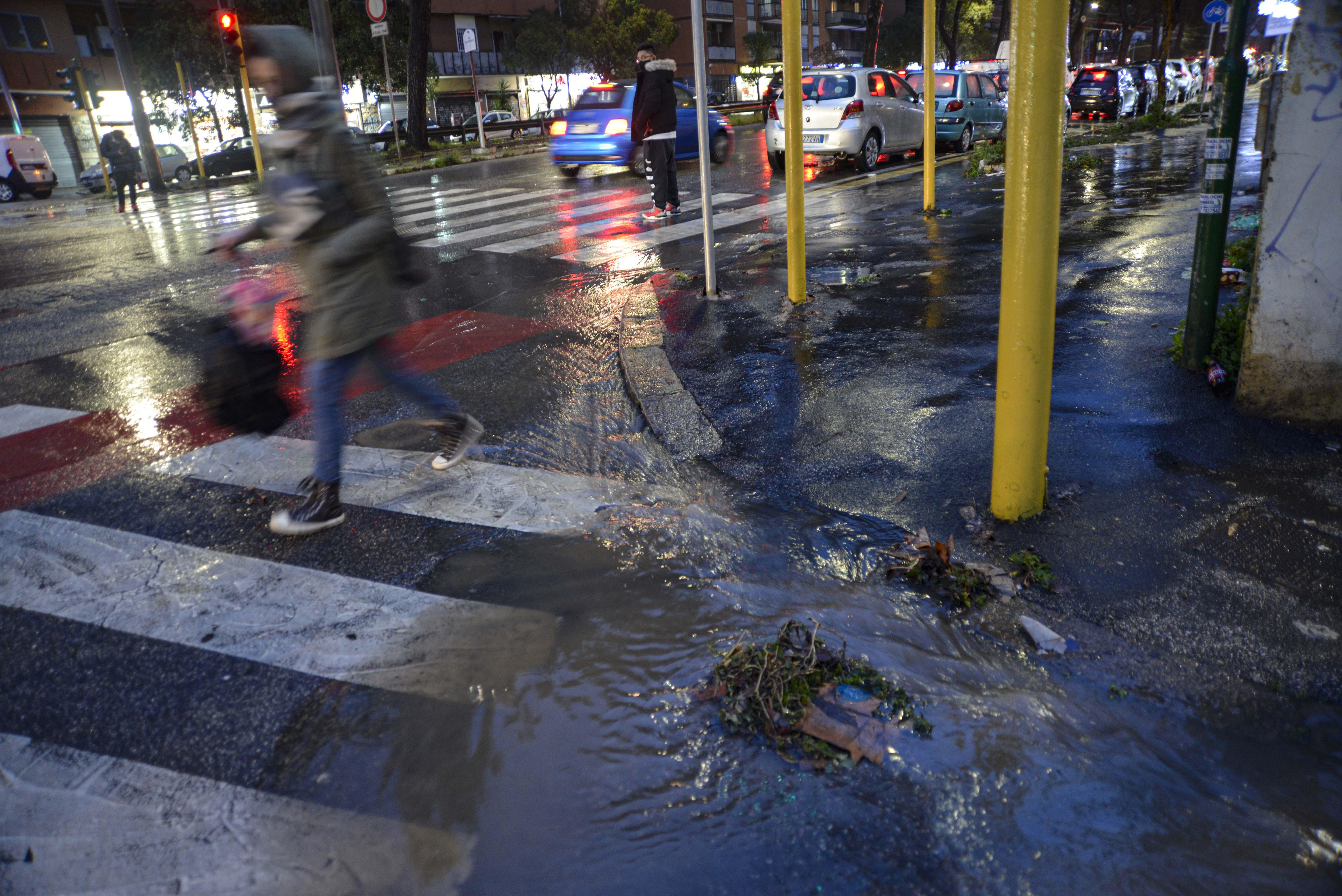 Bomba d'acqua nella notte su Roma, tempesta di fulmini e strade allagate - Video