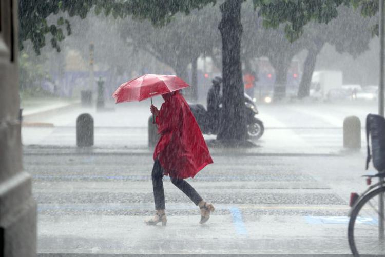 Bomba d'acqua su Roma, scatta l'allerta meteo