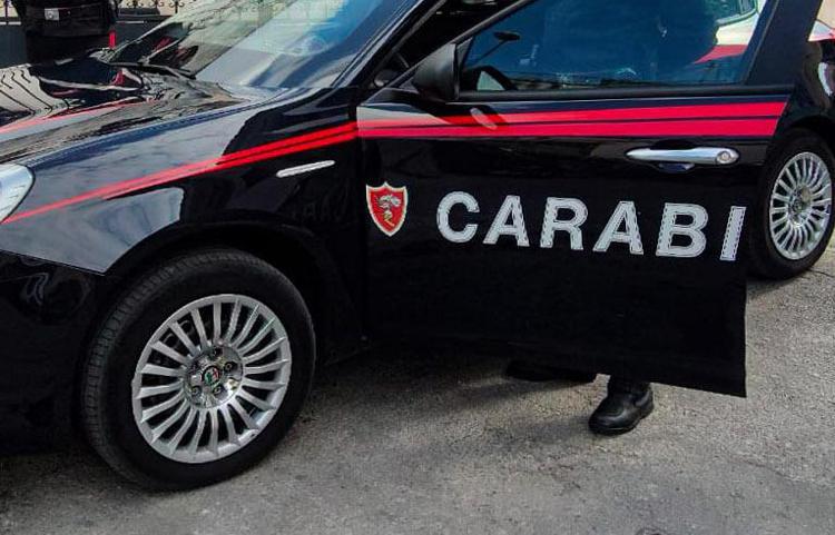 Brescia, aggredisce assistente sociale e si barrica con figlio di 8 anni