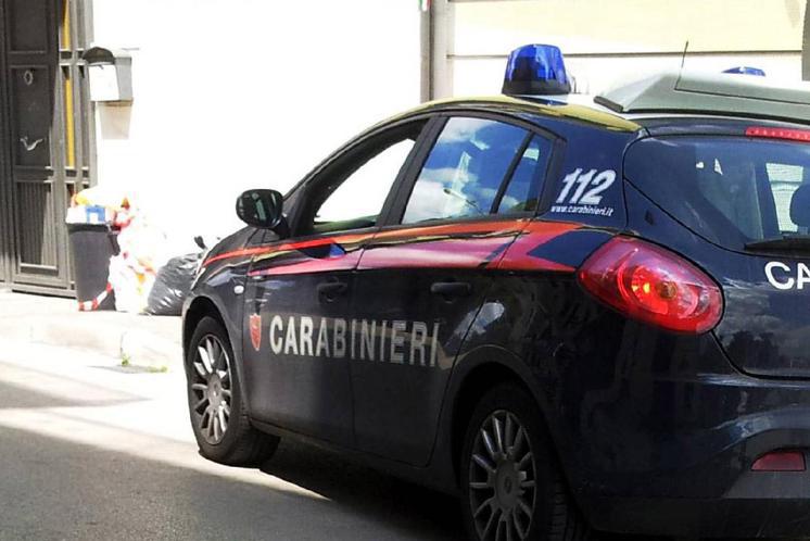 Brescia, si barrica in casa con figlio: trattative in corso