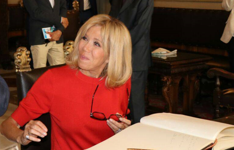 "Brigitte Macron è trans": ora dovranno pagare 8mila euro