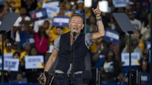 Bruce Springsteen sul palco per Kamala Harris: "Trump corre per diventare tiranno" - Video