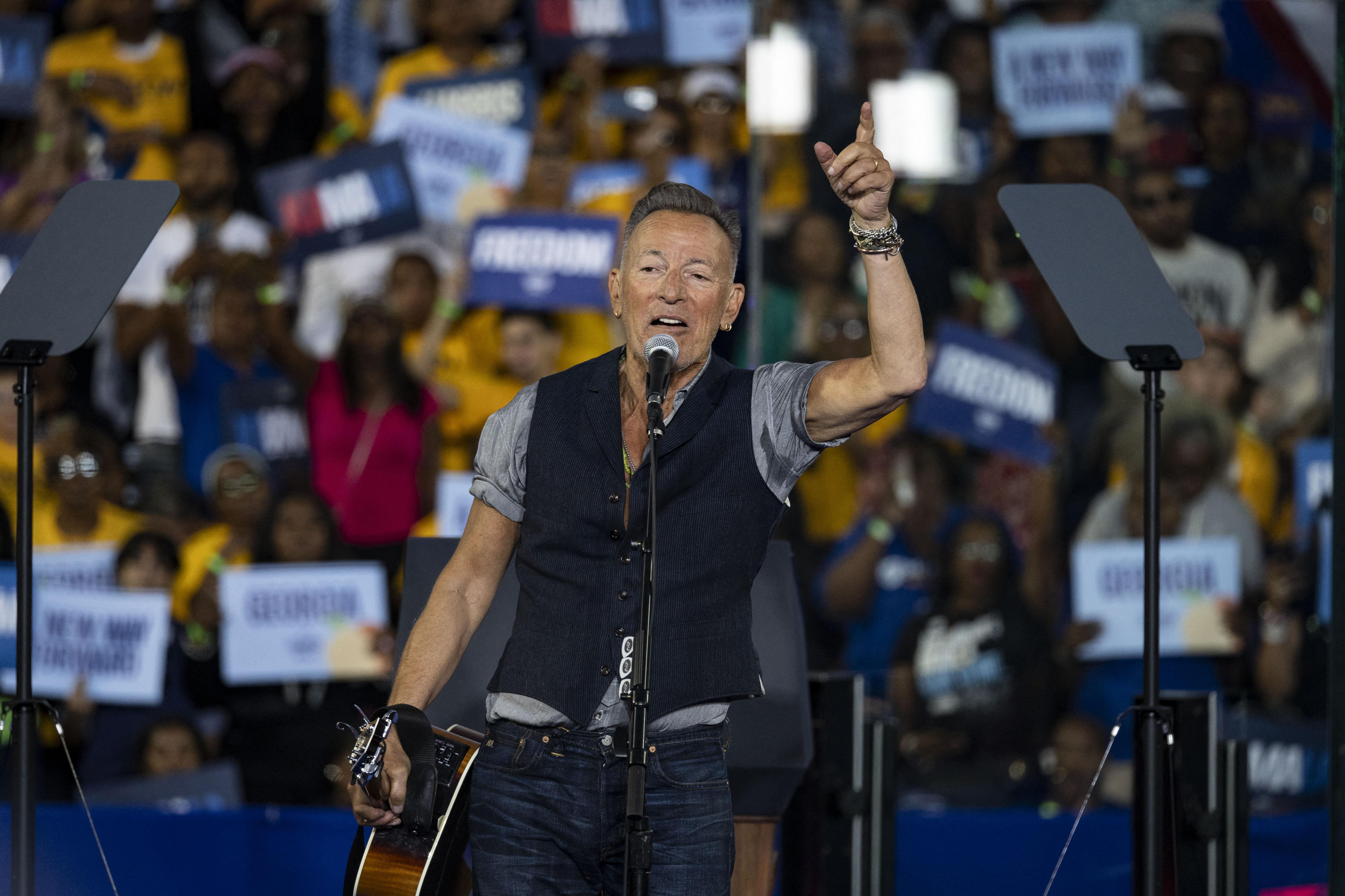 Bruce Springsteen sul palco per Kamala Harris: "Trump corre per diventare tiranno" - Video