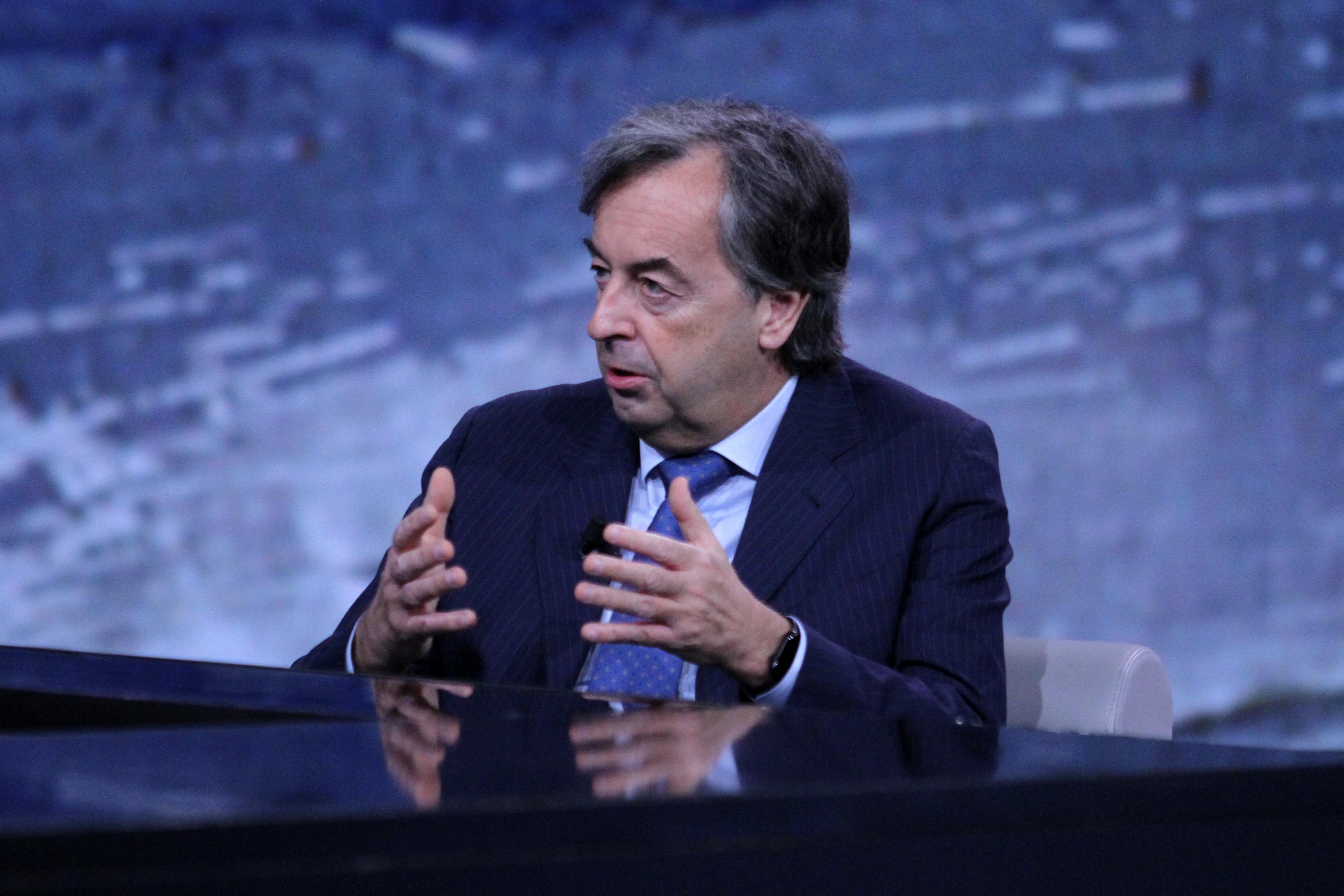 Burioni: "Vaccinati contagiano come non vaccinati? Bugia"