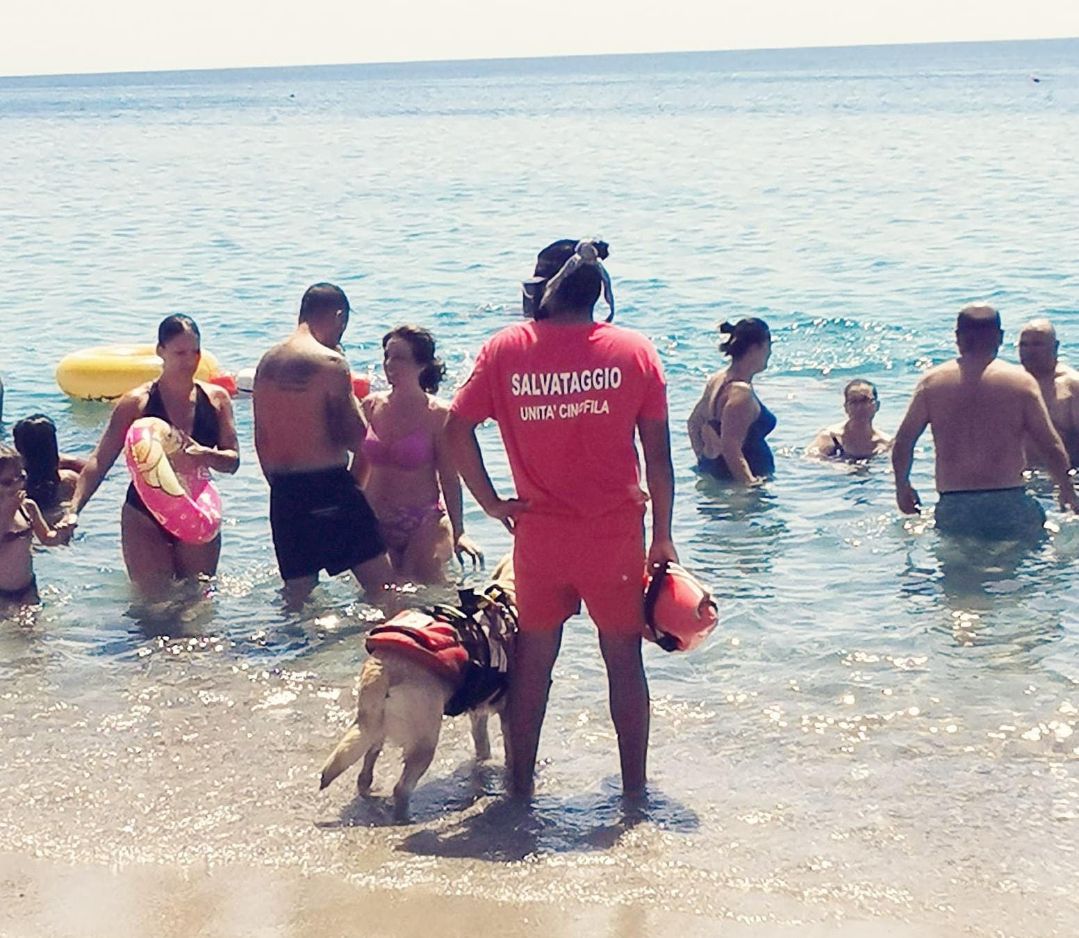 Calabria, cane vigili fuoco salva bimbi su canoa