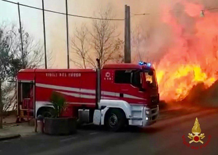 Caldo e vento africano, roghi a Catania: fiamme distruggono lido balneare