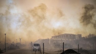 Caldo record in Grecia, turisti in fuga da hotel per incendio a Rodi