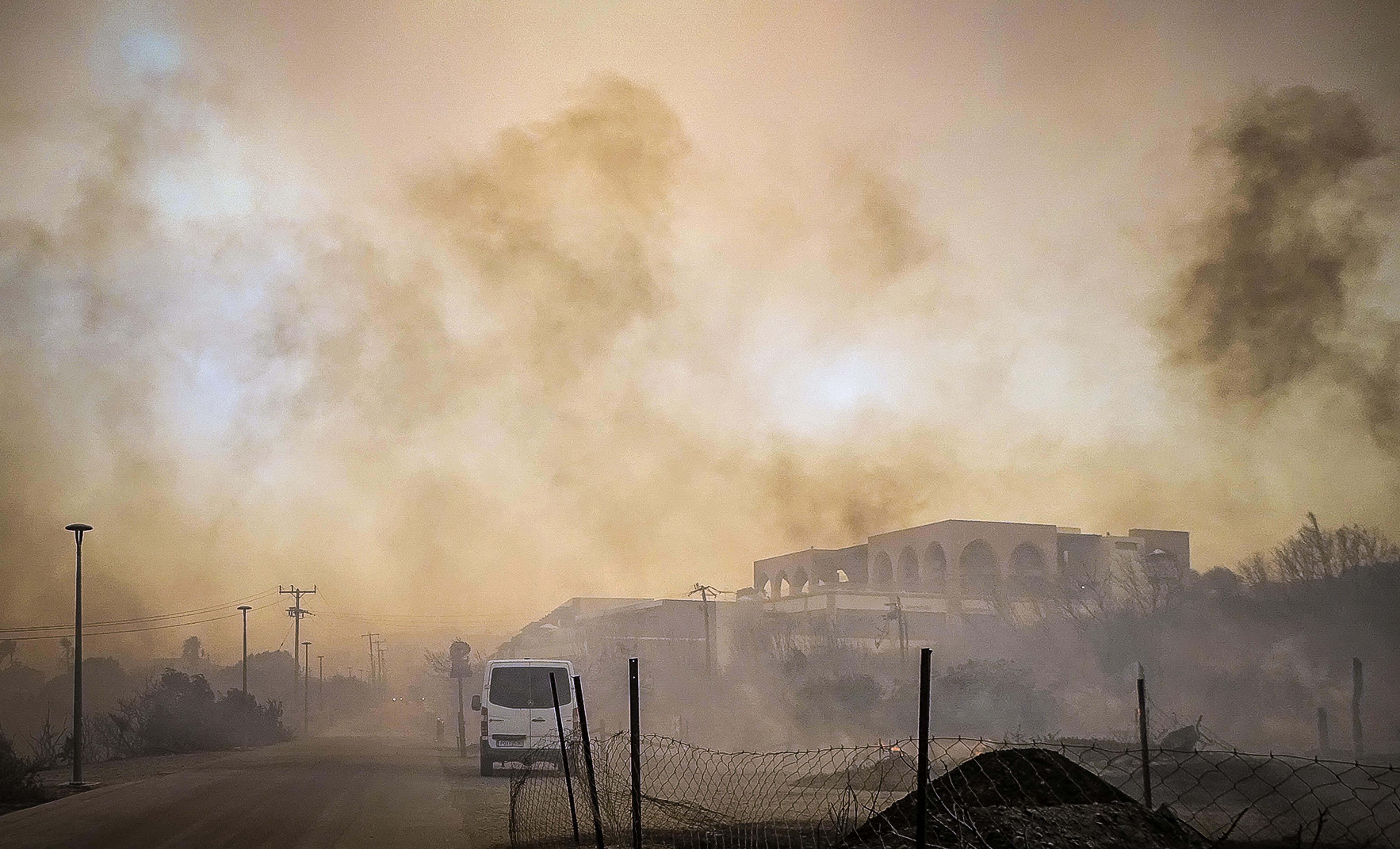 Caldo record in Grecia, turisti in fuga da hotel per incendio a Rodi