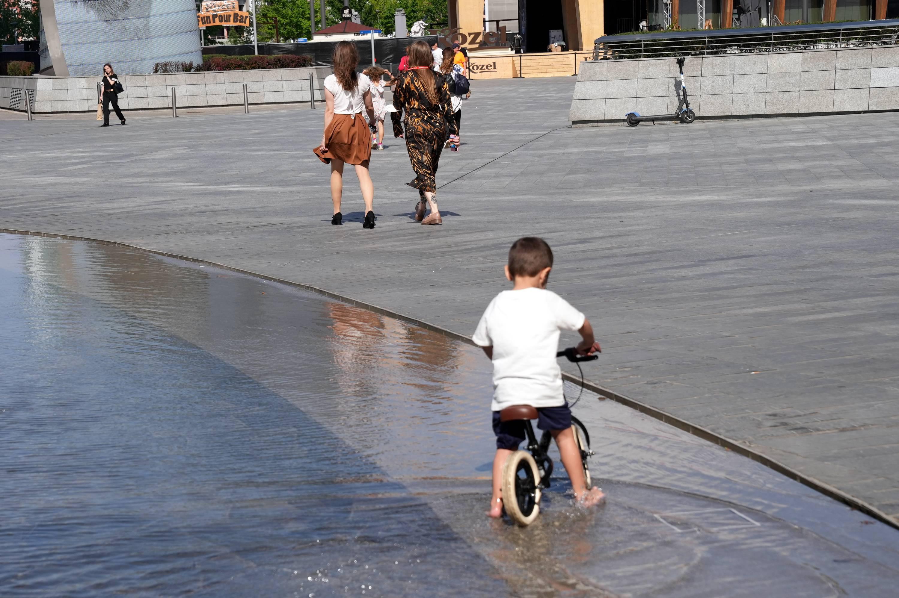 Caldo record in Italia, domani bollino rosso in 12 città