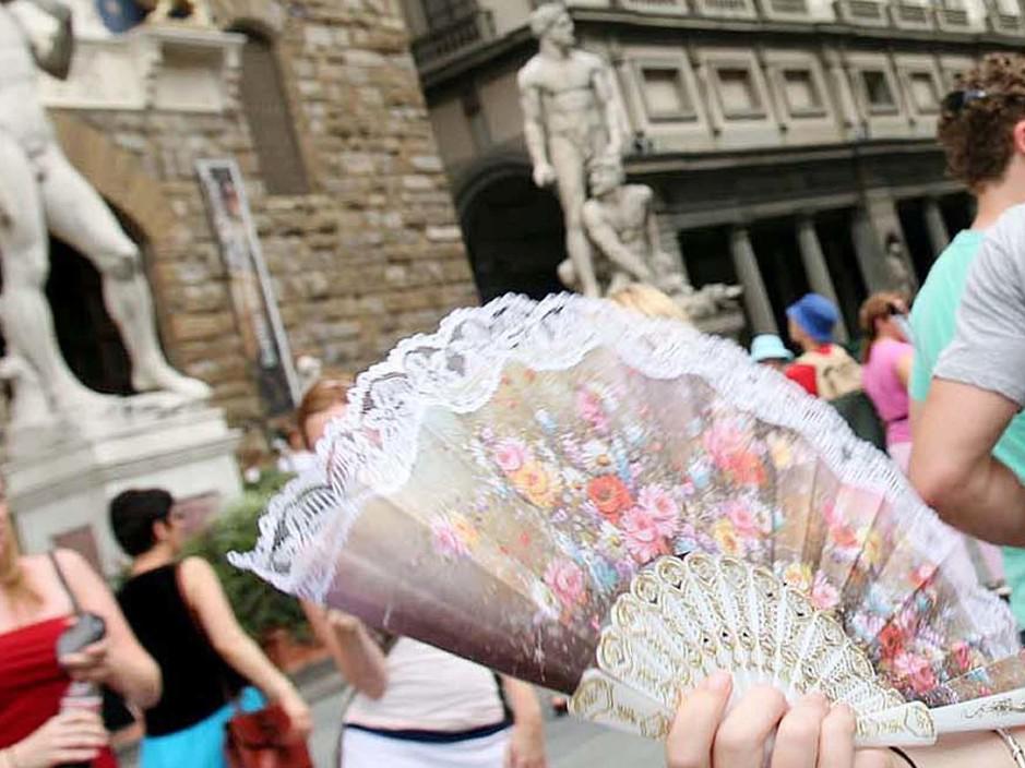 Caldo record in Italia, oggi bollino rosso in 13 città ma domani c'è anche il verde