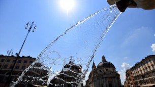 Caldo record, stop in arrivo: oggi scendono a 16 le città con bollino rosso