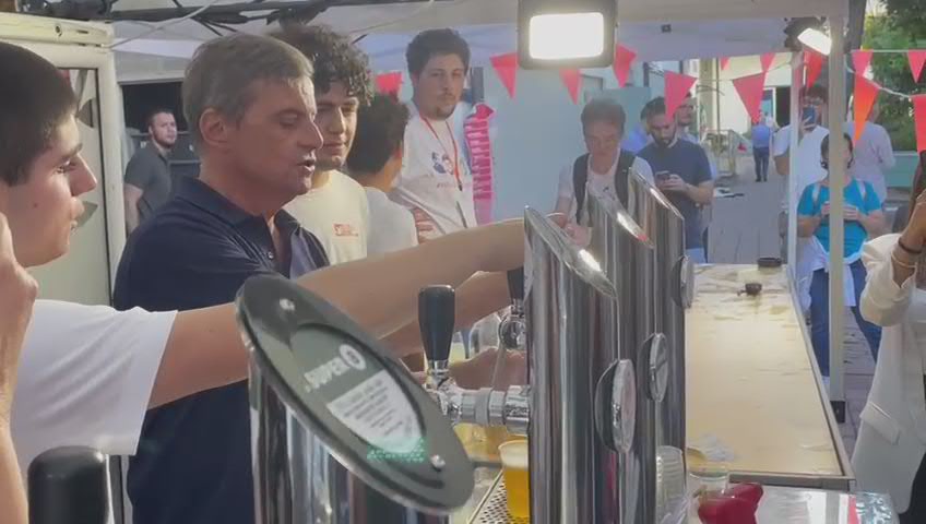 Calenda alla Festa dell'Unità, birra e battute su Renzi - Video