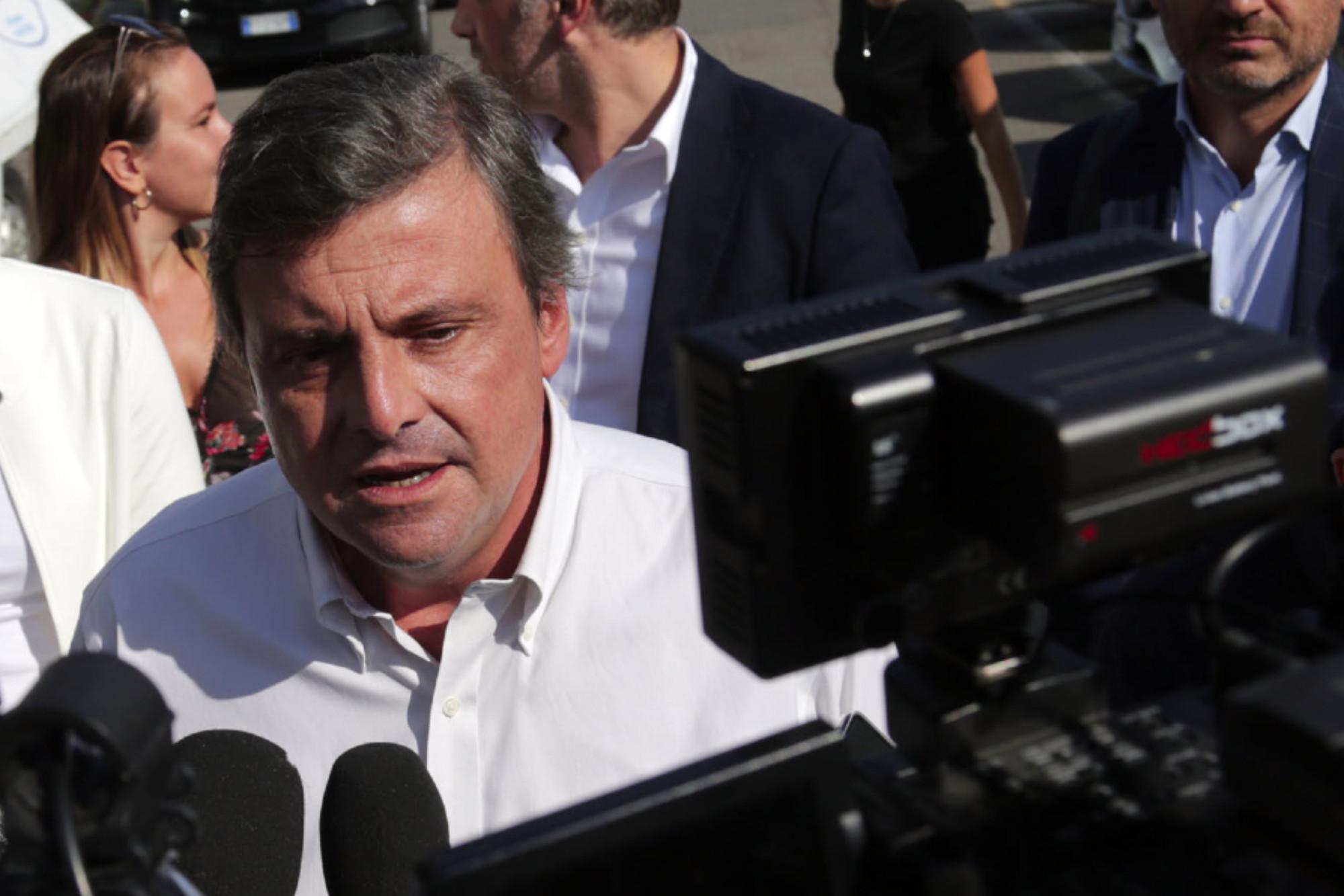 Calenda: "Per Berlusconi declino rapidissimo, prenderemo quei voti"