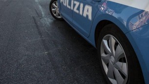 Caltanissetta, violenza sessuale e atti osceni davanti a minori: arrestato