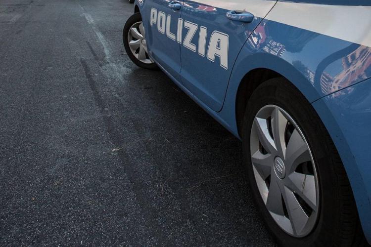 Caltanissetta, violenza sessuale e atti osceni davanti a minori: arrestato